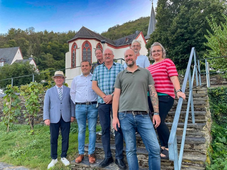 Der Ortsbeirat Hirzenach (von links) mit Boppards Bürgermeister Jörg Haseneier (links): Simon Kochhann (stellvertretender Ortsvorsteher), Leonard Geyr, Ortsvorsteher Rainer Volk, Christoph Stein, Jürgen Keil und Victoria Stein.