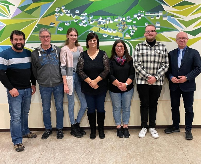 Der Ortsbeirat Rheinbay (von links) mit Boppards Bürgermeister Jörg Haseneier (rechts): Tim Serra Gost, Dr. Michael Veith, Nina Gilbert, Ortsvorsteherin Jutta Mallmann, Manuela Buchner-Rink und Jonas Blankenstein.