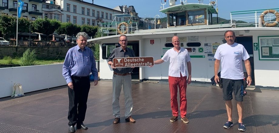 In Boppard führt die Alleenstraße über die Fähre