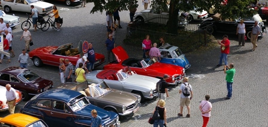 Oldtimer auf dem Marktplatz in Boppard.