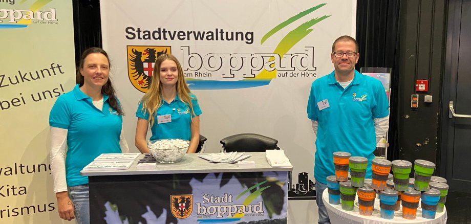 Das Foto zeigt den Messestand und einige Mitarbeiter der Bopparder Stadtverwaltung bei der Ausbildungsmesse in der Stadthalle.