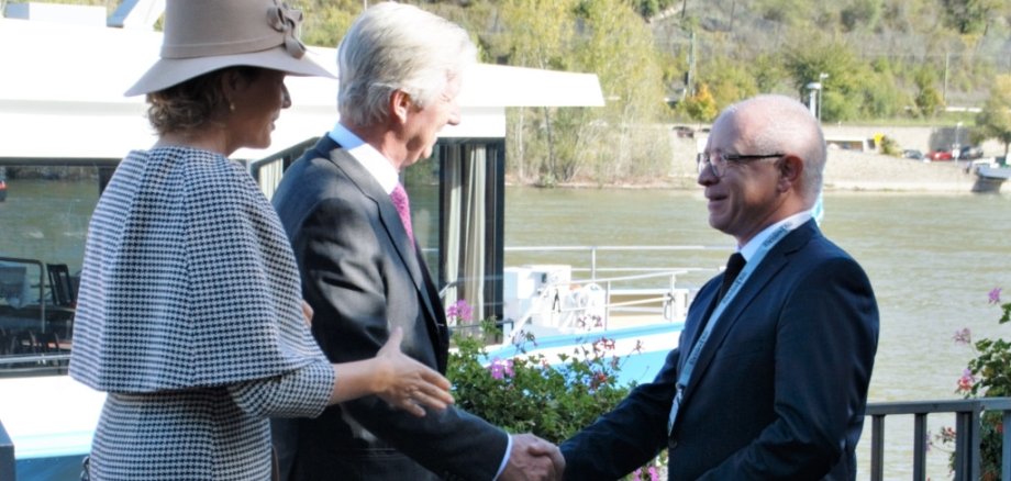 Boppards Bürgermeister Jörg Haseneier begrüßt das belgische Königspaar am Steiger in Boppard.