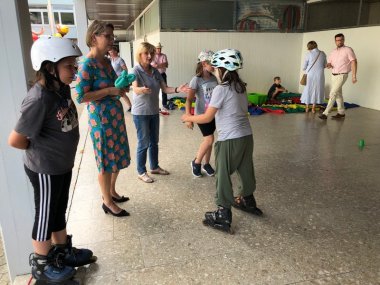 Bildungsministerin Dr. Stefanie Hubig besucht Ferienbetreuung der AWO in Boppard.