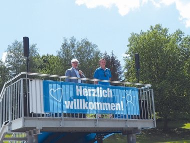 Bürgermeister Jörg Haseneier und Betriebsleiter Eugen Diener bei der Begrüßung der Gäste.