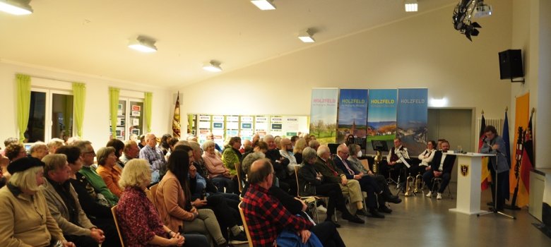 Das Gemeindehaus in Holzfeld war am Samstagabend bei der Vorstellung der Holzfelder Chronik bis auf den letzten Platz besetzt.