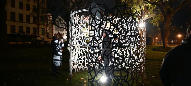 Die Ausstellung "outside RHEINside" umfasst großformatige Drucke, Bauminstallationen und eine Toninstallation, Großskulpturen sowie eine Landschaftsprojektion. Das Foto zeigt eine beleuchtete Installation in den Rheinanlagen.