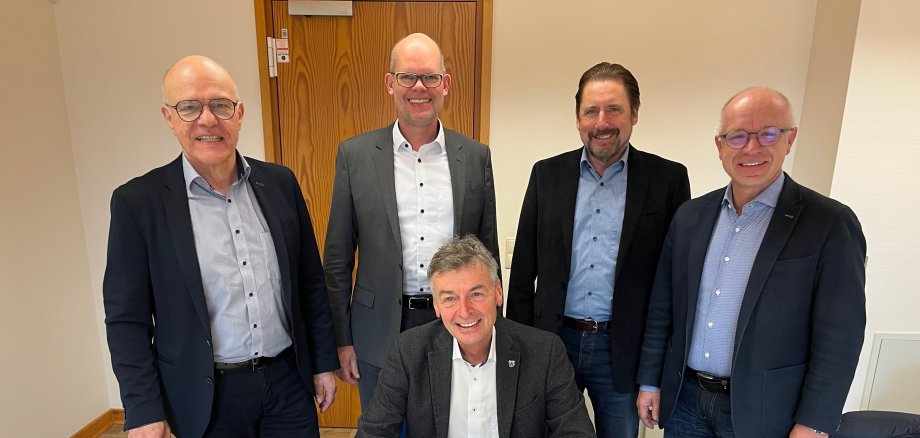 Das Foto zeigt die Bürgermeister (vorne) Michael Boos, (VG Simmern-Rheinböllen und Abwasserzweckverband Simmern), sowie (hinten, von links) Harald Rosenbaum (VG Kirchberg und Abwasserzweckverband Gemünden), Christian Keimer (VG Kastellaun), Peter Unkel (VG Hunsrück-Mittelrhein) und Jörg Haseneier (Stadt Boppard) unterzeichneten am 08.12.2022 die Beitrittsatzung zur Gründung der KK RHK AöR.