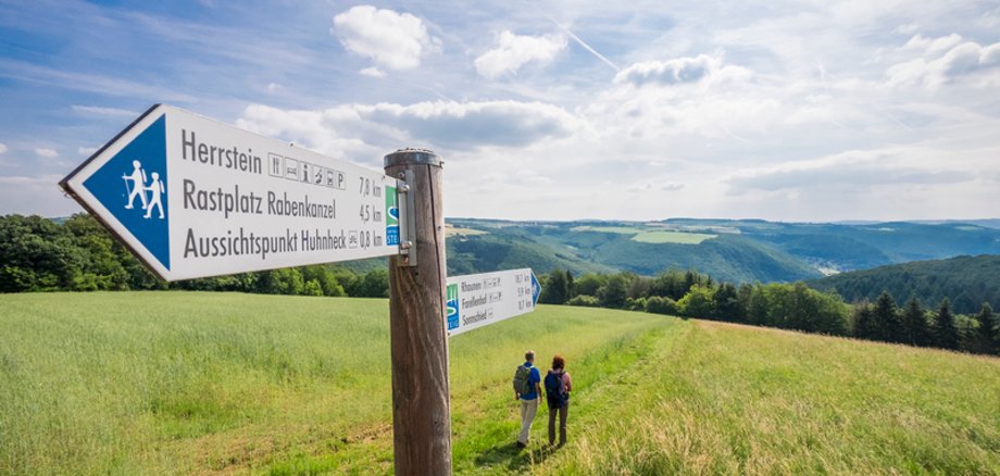 Schild des Saar-Hunsrück-Steigs.