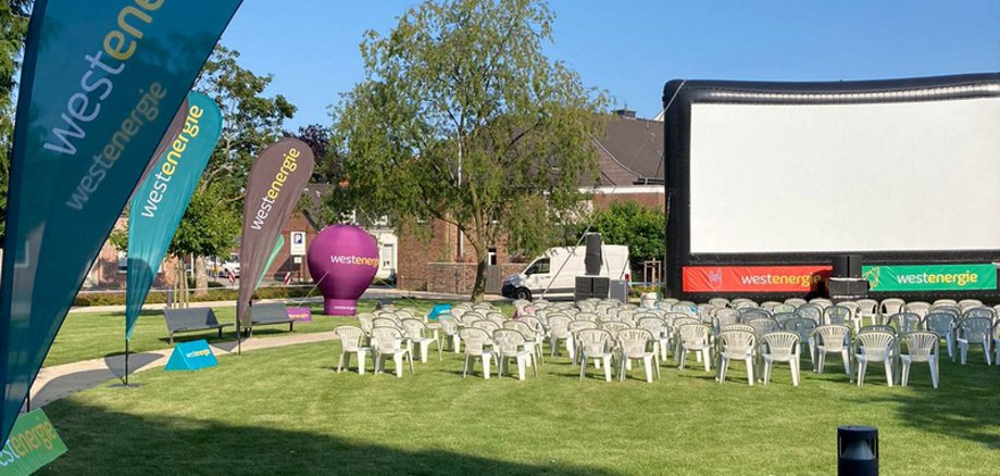 Die Stadt Boppard und das Energieunternehmen Westenergie laden zum Westenergie Sommerkino am 1. und 2. Juli 2022 ins BOMAG Stadion ein. Das Foto zeigt die Location.