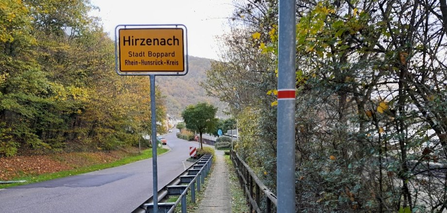 Alle Laternen im Stadtgebiet, die mit einem rot-weißen Streifen versehen sind, werden künftig zwischen 0 und 5 Uhr ausgeschaltet. Wer dann in diesem Bereich parkt, muss das Standlicht eingeschaltet lassen. Das Foto zeigt eine der Laternen und ein Ortsschild.