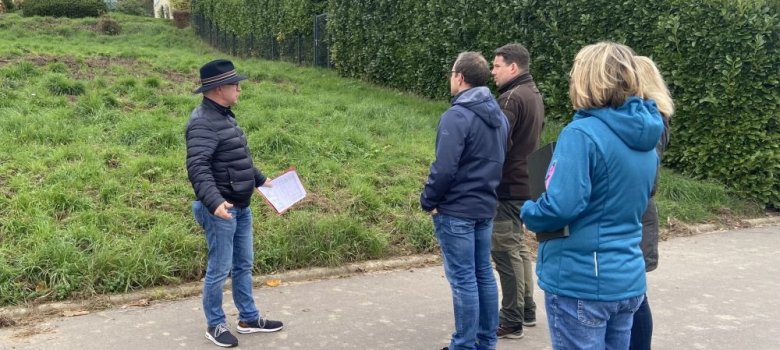 Bürgermeister Jörg Haseneier (links) im Gespräch über Wildschweinschäden.