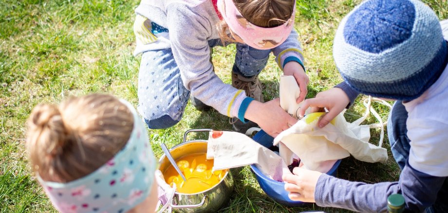 Kinder färben Ostereier.