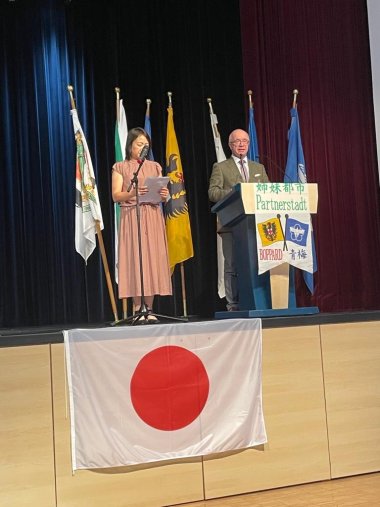 Der Freundschaftsabend in der Stadthalle Boppard ermöglichte der japanischen Delegation, den Gastfamilien, dem Freundeskreis Ome-Boppard e.V., Vertretern der Stadt Boppard und des japanischen Generalkonsulates sowie zahlreichen Ome- und Japan-Begeisterten einen gelungenen Abschluss des Aufenthaltes.