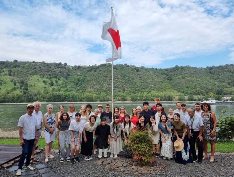 Ein gemeinsames Erinnerungsfoto im Partnerschaftsgarten in Boppard.