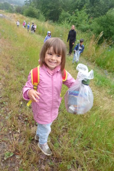 18 Vorschulkinder hatten sich mit ihren Erzieherinnen „Riesenerzieherinnen“ mit Müllsäcken ausgerüstet auf den Weg gemacht. Die Kinder waren überrascht, wie viel Müll sie bereits auf dem Hinweg einsammeln konnten und wie viel sich noch rund um den Eisenbolz befand. 