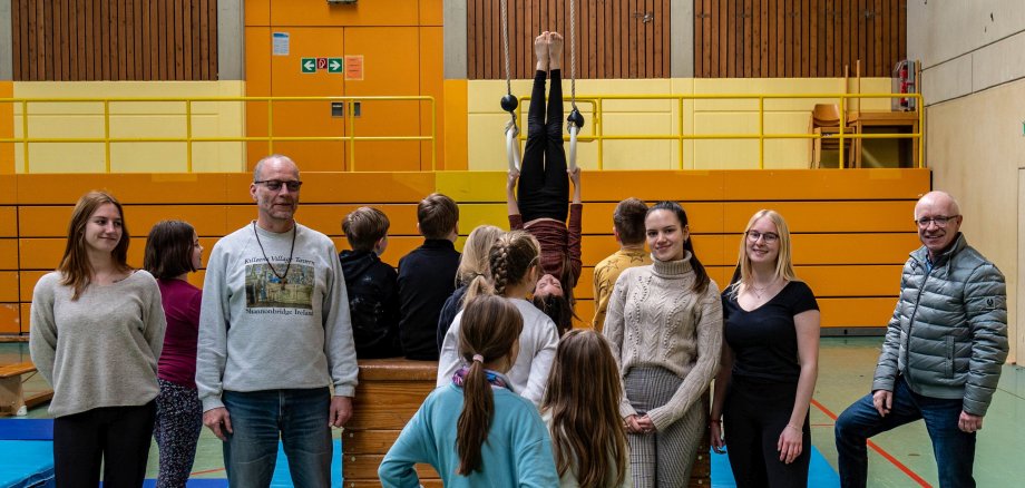 Boppards Bürgermeister Jörg Haseneier (rechts) beim Besuch der Kinderferienaktion. Der Leiter der Jugend-Begegnung-Stätte Boppard, Hermann Schmitt (2. von links), hatte gemeinsam mit den Betreuerinnen einen Parcours in der Großsporthalle aufgebaut, wo sich die Kinder austoben können. 