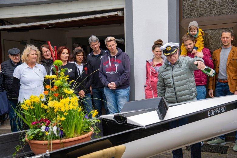 Bürgermeister Jörg Haseneier tauft den Doppel-Vierer auf den Namen „Boppard“.