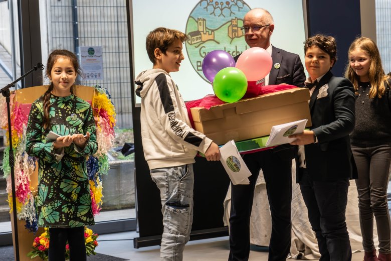 Für die neue Pausenhalle übergab der Bürgermeister in Namen der Stadt Boppard neue Spiele.