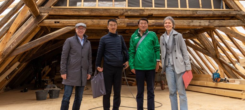 Auch die Baustelle des Karmelitergebäudes in Boppard wurde besichtigt. Mit dabei waren (von links): Jörg Haseneier, Bürgermeister der Stadt Boppard, Masayoshi Kusano, Abteilungsleiter für internationale Beziehungen bei der Stadt Ome, Keiichi Hamanaka, Bürgermeister von Ome, Angela Wolf, Sachgebietsleiterin im Bauamt der Stadt Boppard. 