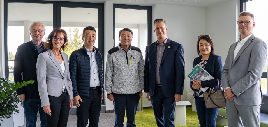 Die Gäste aus der japanischen Partnerstadt Ome bei der Unternehmensbesichtigung in der Firmenzentrale der Ehrhardt Partner Group im Industriegebiet Hellerwald. Auf dem Foto (von links) Prof. Dr. Edelfried Schneider vom Freundeskreis Ome-Boppard, Martina Weirich, Mitarbeiterin der Stadt Boppard und zuständig für Städtepartnerschaften, Masayoshi Kusano, Abteilungsleiter für internationale Beziehungen bei der Stadt Ome, Keiich Hamanakai, Bürgermeister von Ome, Marco Ehrhardt, President der EPG, Miho Roos-Shibadaira vom Freundeskreis Ome-Boppard, Sebastian Schomisch, Assistant to the management bei der EPG. 