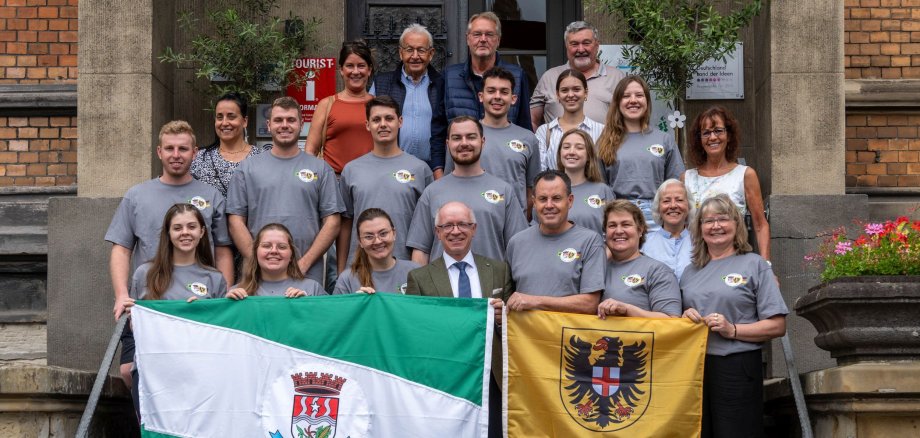 Die Jugenddelegation gemeinsam mit Boppards Bürgermeister Jörg Haseneier, Vertretern der Stadtverwaltung und des Freundeskreises Arroio do Meio – Boppard beim Empfang vor dem Alten Rathaus in Boppard.