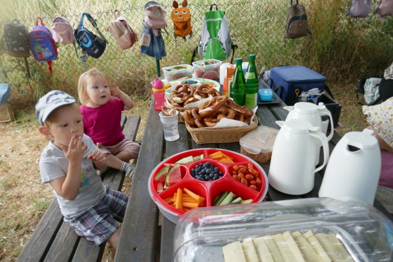 Bei angenehmen Temperaturen wurden vorbereitete Snacks gegessen, es wurde gespielt und es entstanden zahlreiche Gespräche. 