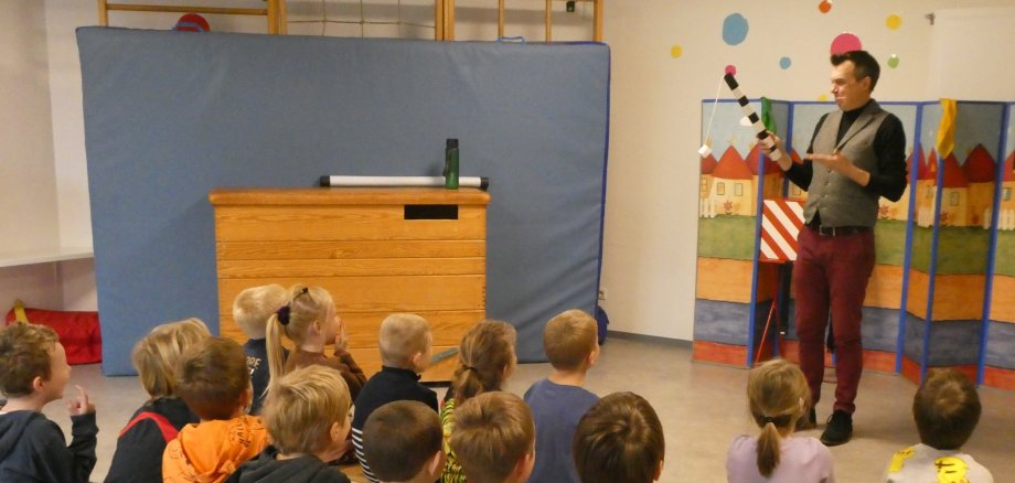 Zauberhafte Momente erlebten die „Riesen“ (Vorschulkinder) der Kindertagesstätte in Boppard-Weiler Anfang November, als der Verkehrszauberer Olli zu ihnen in die Kita kam. 