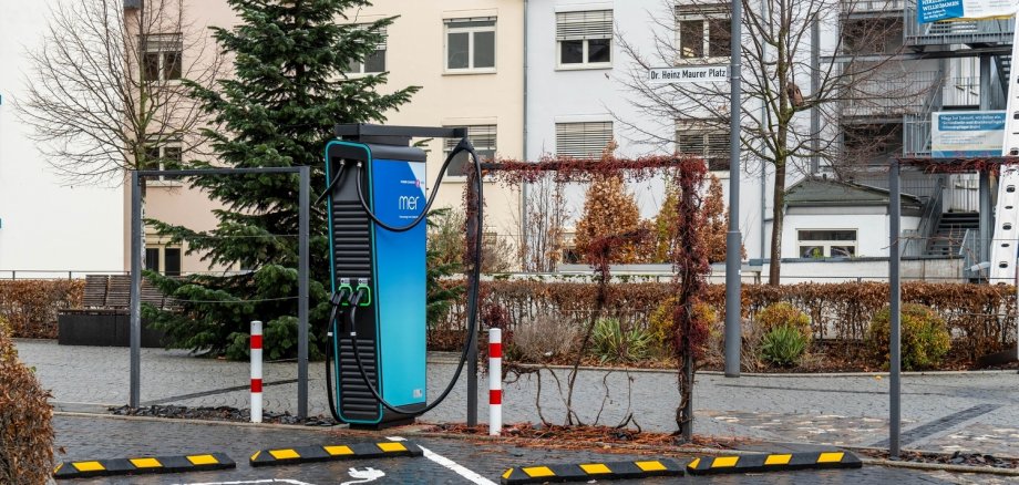 In der Heerstraße hat das Unternehmen „mer Germany“ mit städtischer Unterstützung inzwischen eine Schnellladestation mit zwei Ladepunkten mit jeweils bis zu 150 Kilowatt Ladeleistung errichtet. 