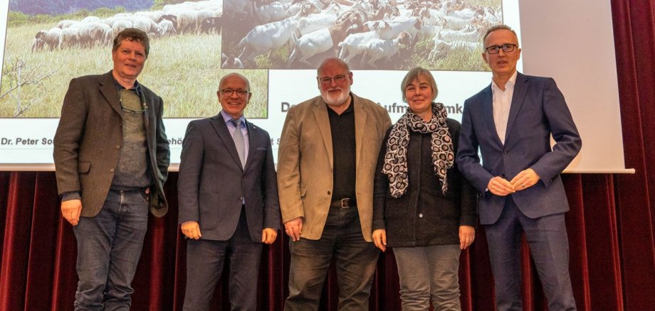 Das Gruppenbild zeigt die Behördenvertreter von SGD Nord und Umweltministerium gemeinsam mit Boppards Bürgermeister Jörg Haseneier. 