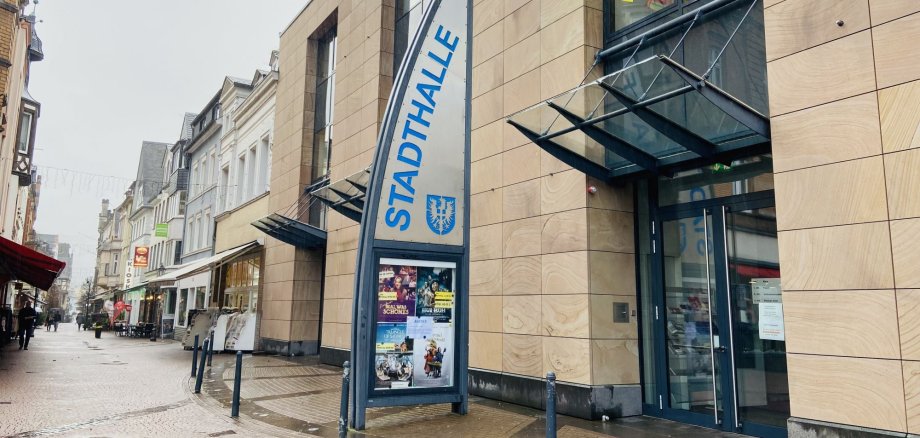 Auf dem Foto ist der Eingang der Stadthalle Boppard zu sehen.