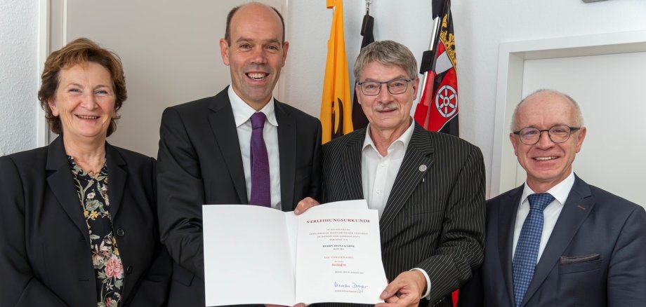 Landrat Volker Boch (2. von links) überreichte gemeinsam mit Boppards Bürgermeister Jörg Haseneier (rechts) dem VVV-Vorsitzenden Heinz Kähne im Beisein seiner Lebenspartnerin Anne Hilgert die Ehrennadel des Landes Rheinland-Pfalz.