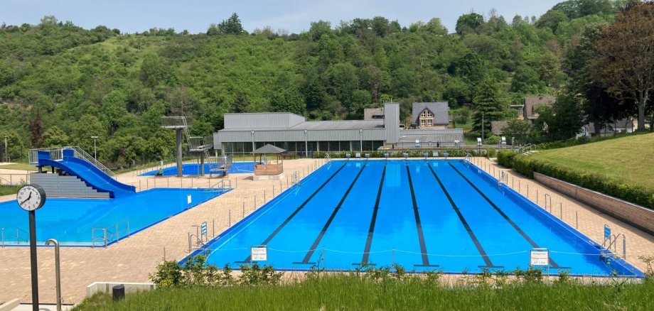 Die Becken sind bereits gefüllt und die Freibadsaison in Boppard hätte am Pfingstsamstag starten sollen. Weil bei einer abschließenden Laboruntersuchung eine erhöhte Keimzahl im internen Frischwassersystem festgestellt wurde, muss die Eröffnung nun aber verschoben werden.