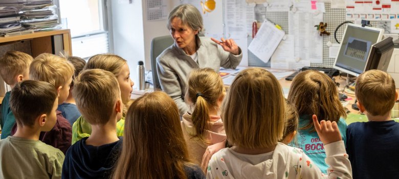 Sachgebietsleiterin Angela Wolf erklärt den Mitgliedern des Kinderparlaments, welche Aufgaben im Bauamt anfallen und beantwortet die Fragen der Kinder.