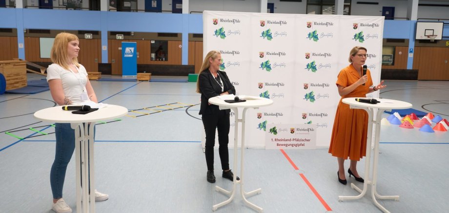 Staatsministerin Dr. Stefanie Hubig (rechts), Schulleiterin Eva Wenzel-Staudt und die Leiterin der Bewegungskita in Boppard-Weiler, Nina Premka (links) stellten sich den Fragen des Moderators. 