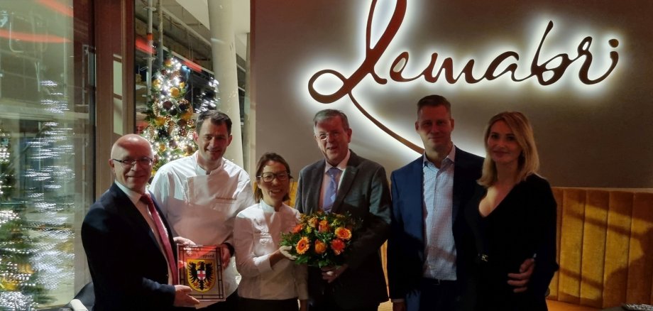 Zur Eröffnung des Lemabri in Boppard  gratulierten der Bürgermeister der Stadt Boppard, Jörg Haseneier (links), und der DEHOGA-Kreisvorsitzende Josef Mayer (4. von links) gemeinsam mit Marco Ehrhardt, Geschäftsführer der Ehrhardt + Partner Group, und Britta Ehrhardt den Betreibern und Sterneköchen Sarah Henke (3. von links) und Christian Eckhardt (2. von links). 