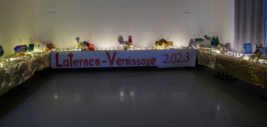 Bei der Laternen-Vernissage konnten die Kita-Kinder mit ihren Eltern und Geschwistern die wunderschön präsentierten Laternen bewundern. 