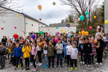 Die Freude war groß, als die Schülerinnen und Schüler zum Abschluss der Einweihungsfeier bunte Luftballons steigen ließen.