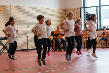 Richtig sportlich wurde es beim Tanz der Klasse 2c zum Musikstück „Wellerman“.