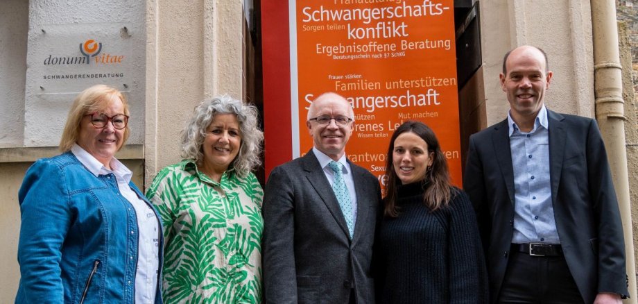 Auf dem Foto zu sehen sind (von links): Petra Seckler, Mitglied des Landesvorstands von donum vitae, Ingrid Gundert, Leiterin der Beratungsstelle, Jörg Haseneier, Bürgermeister der Stadt Boppard, Sarah Schuchardt, Beraterin bei donum vitae, Volker Boch, Landrat des Rhein-Hunsrück-Kreises.