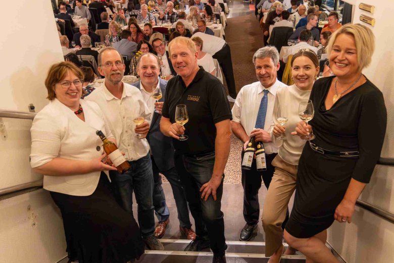 Die beteiligten Winzerinnen und Winzer sorgten für einen gelungenen Probenabend (von links): Marianne Müller (Weingut Matthias Müller), Jürgen Volk (Weingut Volk), Rolf Bach (Weingut Rolf Bach), Joachim Lorenz (Weingut Lorenz), Thomas Perll (Weingut August Perll), Ada Ries (Weingut Königshof) und Lissy Perll (Weingut Walter Perll).  