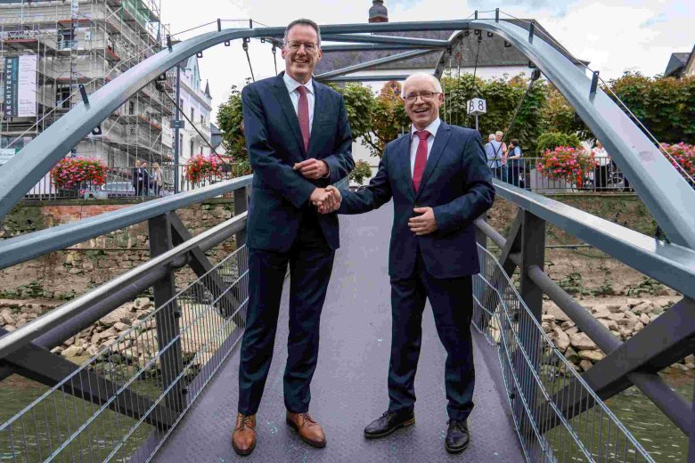 Boppards Bürgermeister Jörg Haseneier (rechts) begrüßte als Ehrengast der Schwimmenden Weinprobe der Stadt Boppard den rheinland-pfälzischen Minister des Innern und für Sport Michael Ebling.