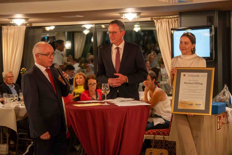 Boppards Bürgermeister Jörg Haseneier (links) und Weinkönigin Ada Ries bei der Verleihung der Ehrenwinzerschaft an den rheinland-pfälzischen Innenminister Michael Ebling.