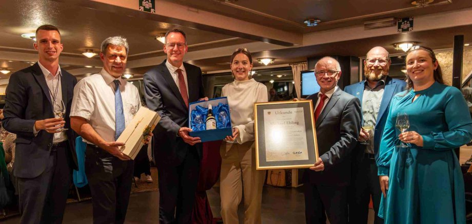 Verleihung der Ehrenwinzerschaft an den rheinland-pfälzischen Innenminister Michael Ebling (von links): Bacchus Felix Kahl, Patenwinzer Thomas Perll, Innenminister Michael Ebling, Weinkönigin Ada Ries, Bürgermeister Jörg Haseneier, Walter Perll, Vorsitzender der Bopparder Winzerschaft, und Weinprinzessin Carina Groß.