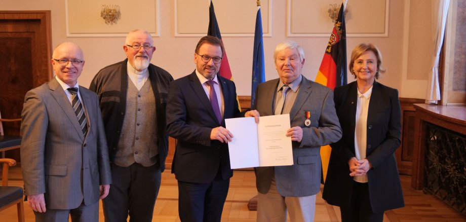 Bei der Verleihung der Landesverdienstmedaille waren mit dabei (von links):  Boppards Bürgermeister Jörg Haseneier, Dechant Herrmann-Josef Ludwig, Wolfgang Treis, Josef Karbach und die Erste Beigeordnete des Rhein-Hunsrück-Kreises, Rita-Lanius-Heck.