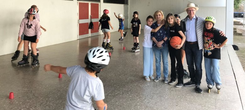 Teilnehmerinnen und Teilnehmer der Sommerferienaktion mit Bürgermeister Jörg Haseneier neben dem Parcours der Inlineskater.