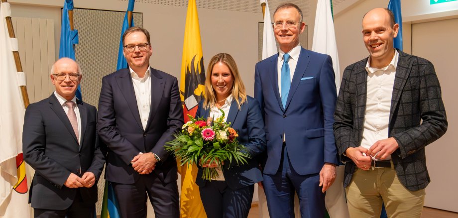 Beim ersten Wirtschaftsempfang der Stadt Boppard auf dem Podium (von links): Boppards Bürgermeister Jörg Haseneier, Dirk Woll, Mitglied der Geschäftsführung der BOMAG und verantwortlich für die Bereiche Finanzen, IT und Recht, Moderatorin Jennifer de Luca, Dr. Gerd Landsberg, Hauptgeschäftsführer des Deutschen Städte- und Gemeindebundes und Volker Boch, Landrat des Rhein-Hunsrück-Kreises. 