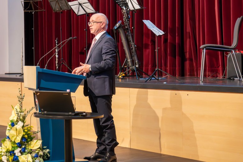 Boppards Bürgermeister Jörg Haseneier begrüßt die Gäste in der Stadthalle.