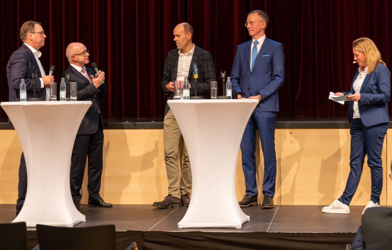 An den Vortrag von Dr. Gerd Landsberg schloss sich eine lebhafte Podiumsdiskussion an, bei der Themen wie die Mittelrheinbrücke und der regionale Fachkräftemangel im Mittelpunkt standen.