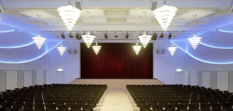 Das Foto zeigt den bestuhlten Saal der Stadthalle Boppard und die Bühne. 