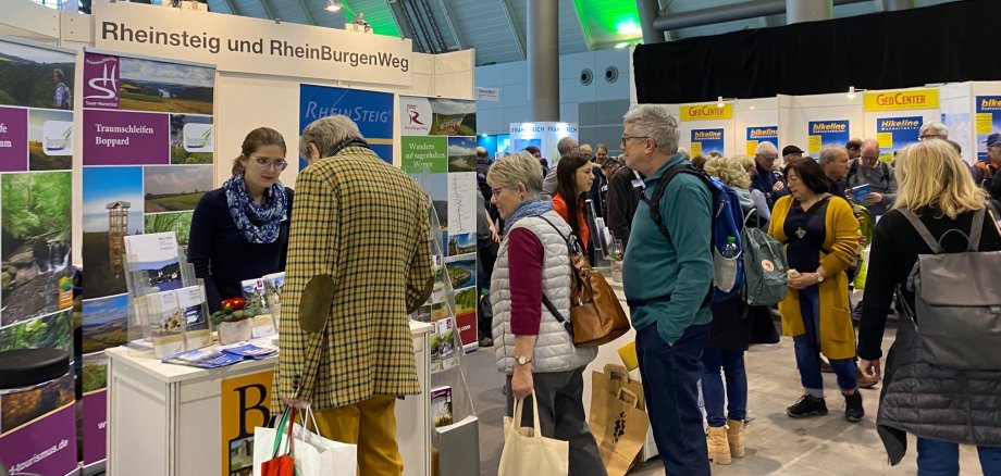 Auf dem Foto zu sehen ist die volle Messehalle mit dem gemeinsamen Messestand der Tourist Information Boppard und der Romantischen Rhein Tourismus GmbH.